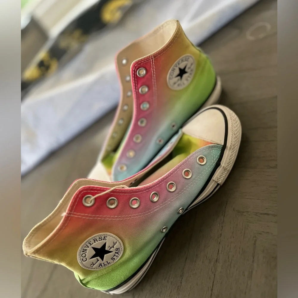 *SOLD* Women’s Converse - Picture 1 of 5